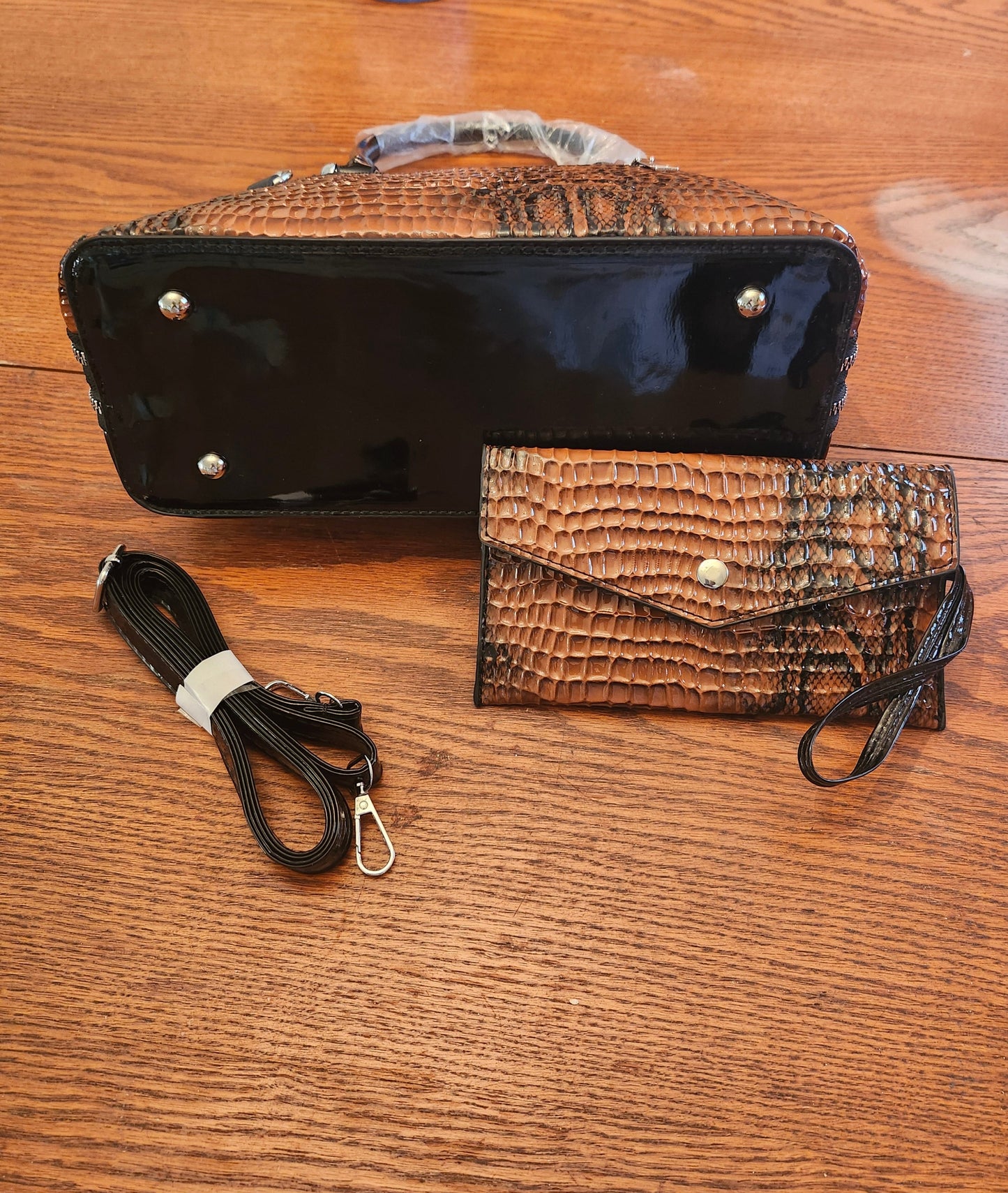 Woman Fashion Style Croc. Crossbody/Tote Bag With Wallet Color Brown/Blk (SOLD OUT)"New Arrival"
