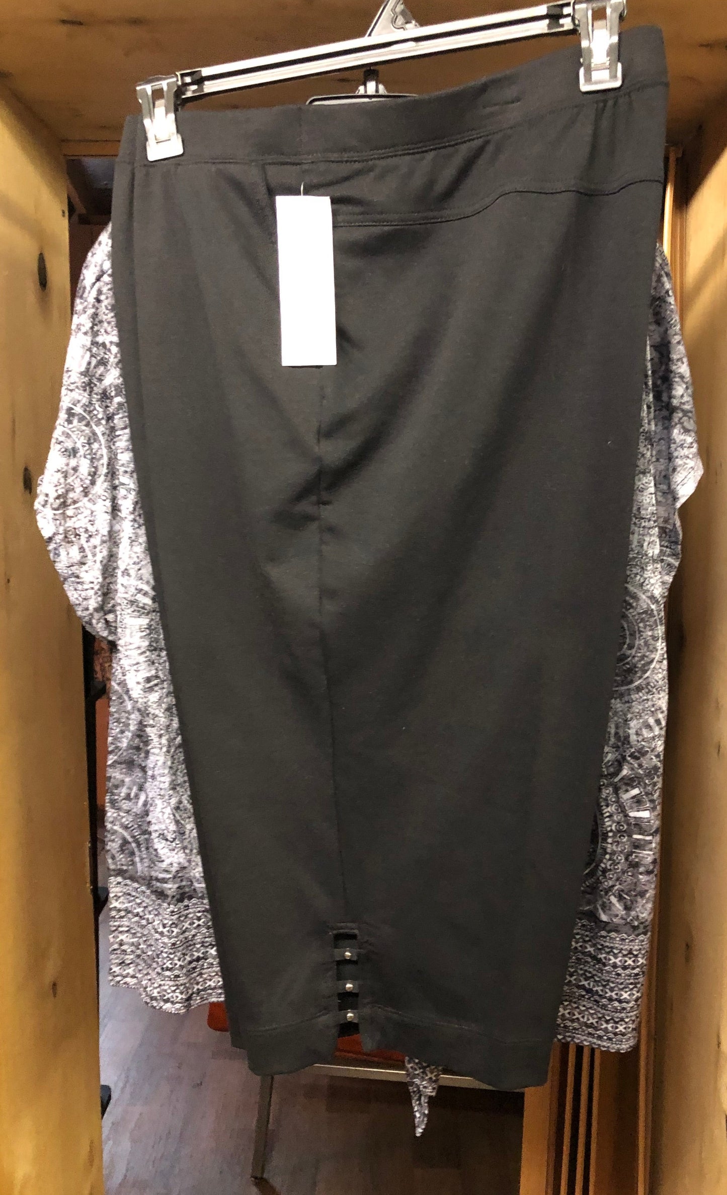 Woman 2Pc. Capri Set Color Black Pants Multi Color Top Size 1XL Pants 2XL"New Arrival"
