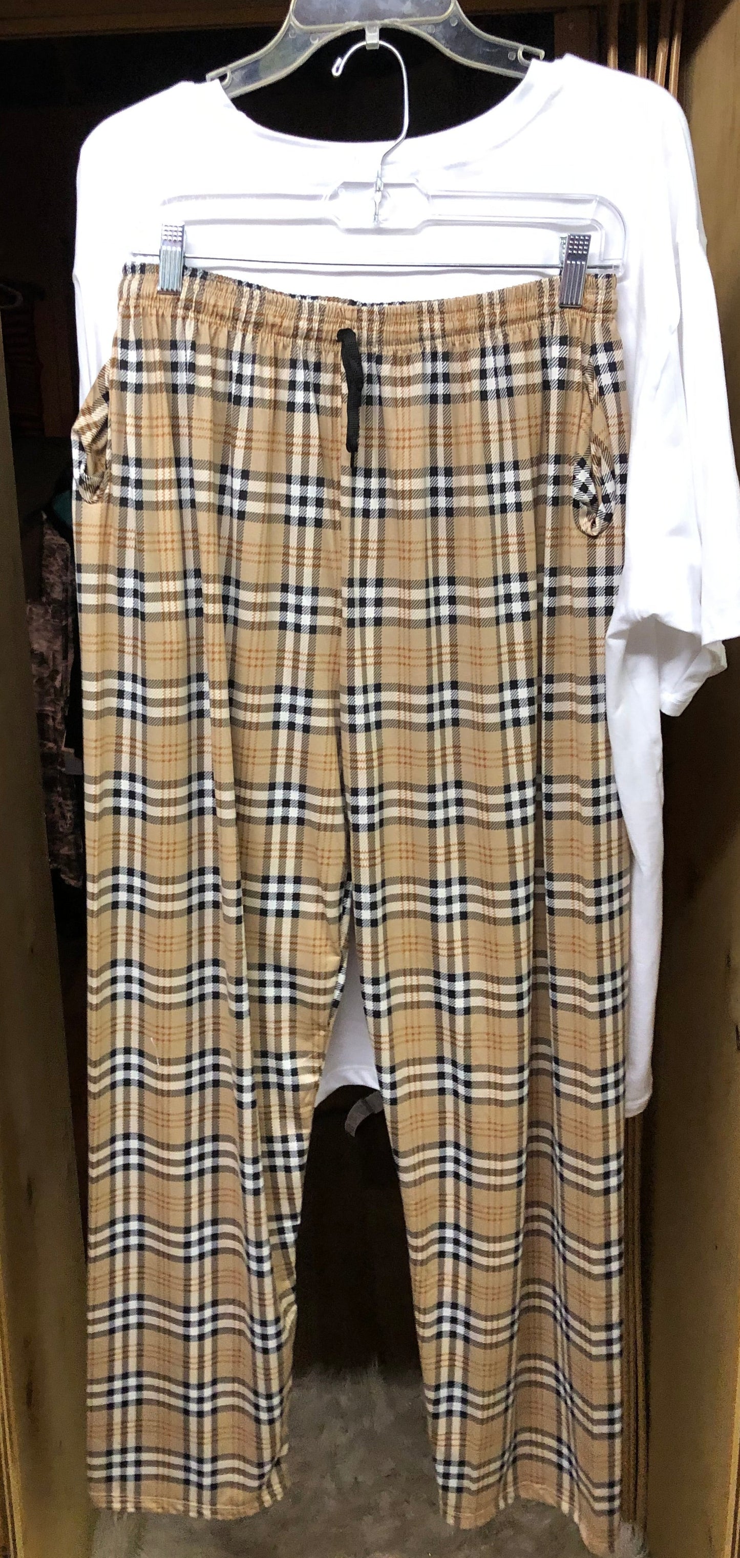 Woman 2 Pic. Fashion "Love Victoriously" Lounge Set Size 2XL Color White/Plaid "New Arrival"