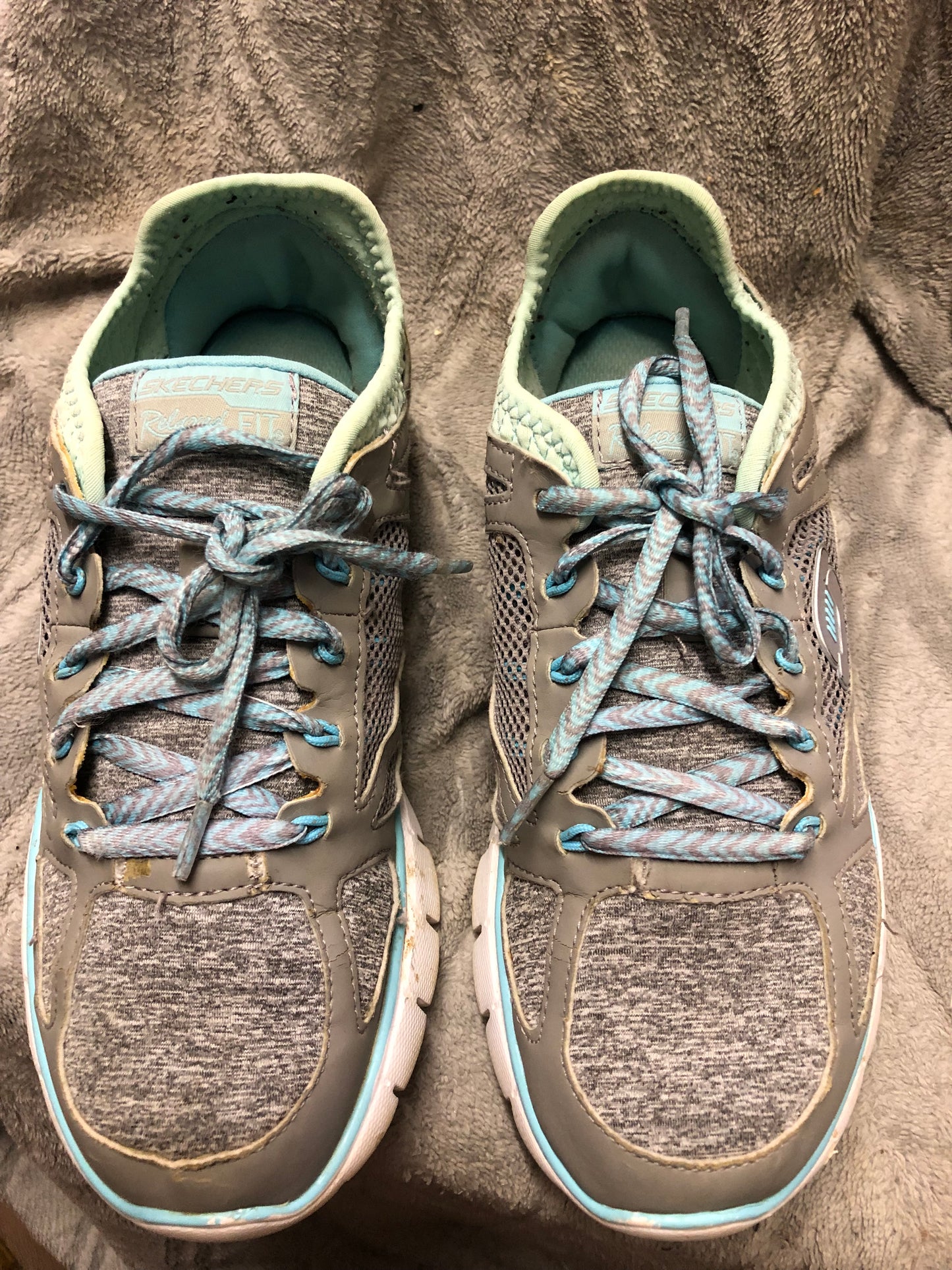 Woman Skecher Relaxed Fit Snakers Size 8.5 Color Teal Blue/Gray Mulitcolor Pre-Owned Item