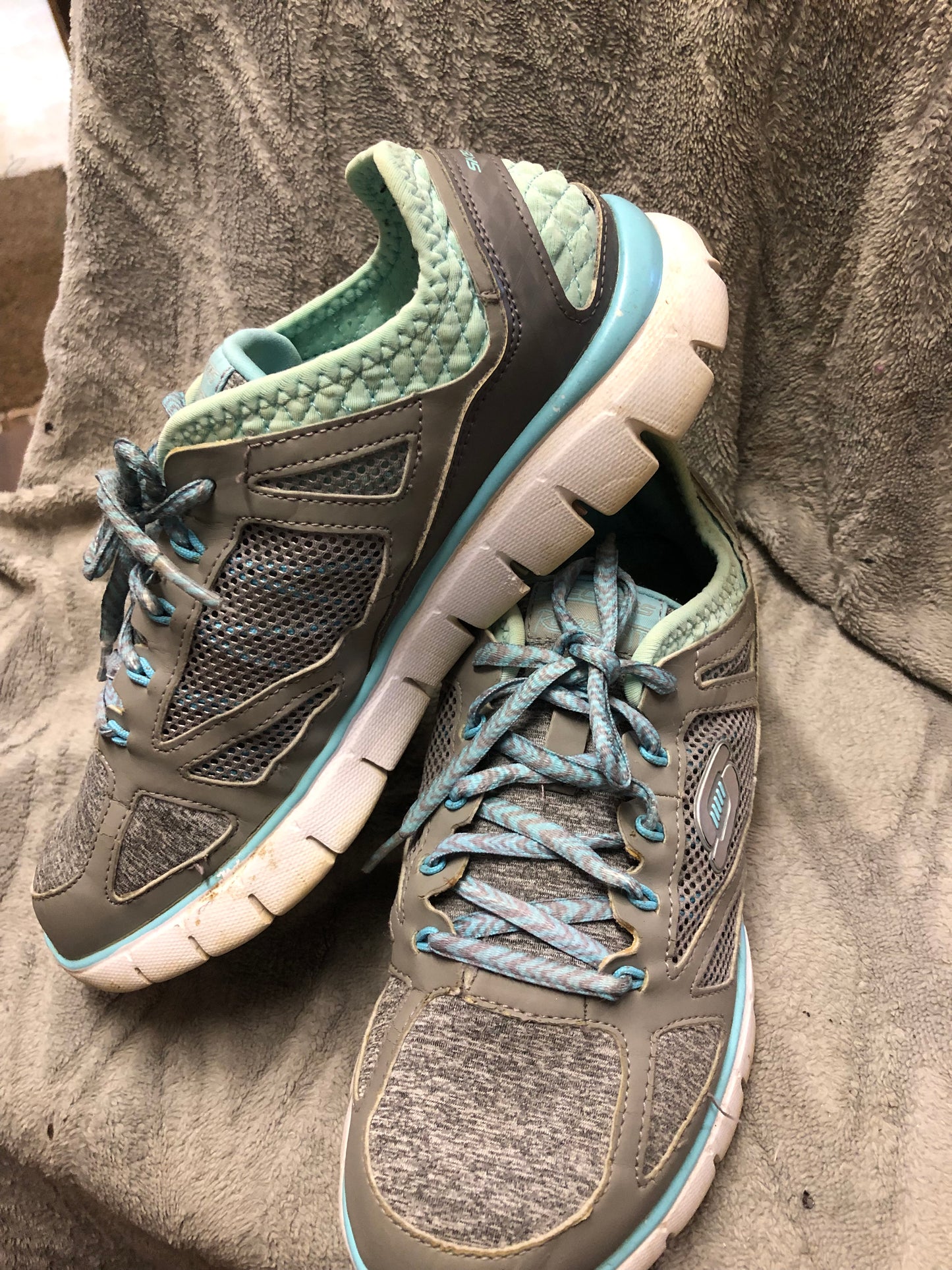 Woman Skecher Relaxed Fit Snakers Size 8.5 Color Teal Blue/Gray Mulitcolor Pre-Owned Item