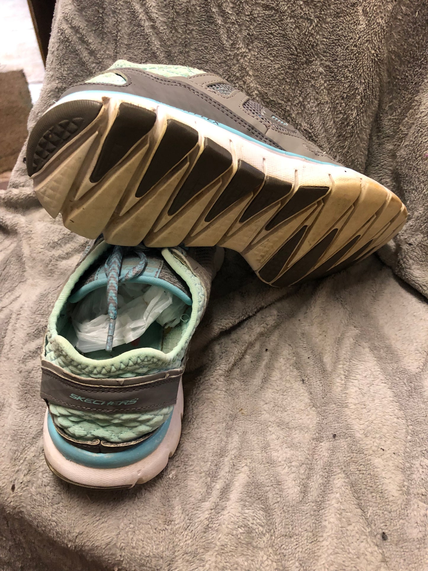 Woman Skecher Relaxed Fit Snakers Size 8.5 Color Teal Blue/Gray Mulitcolor Pre-Owned Item