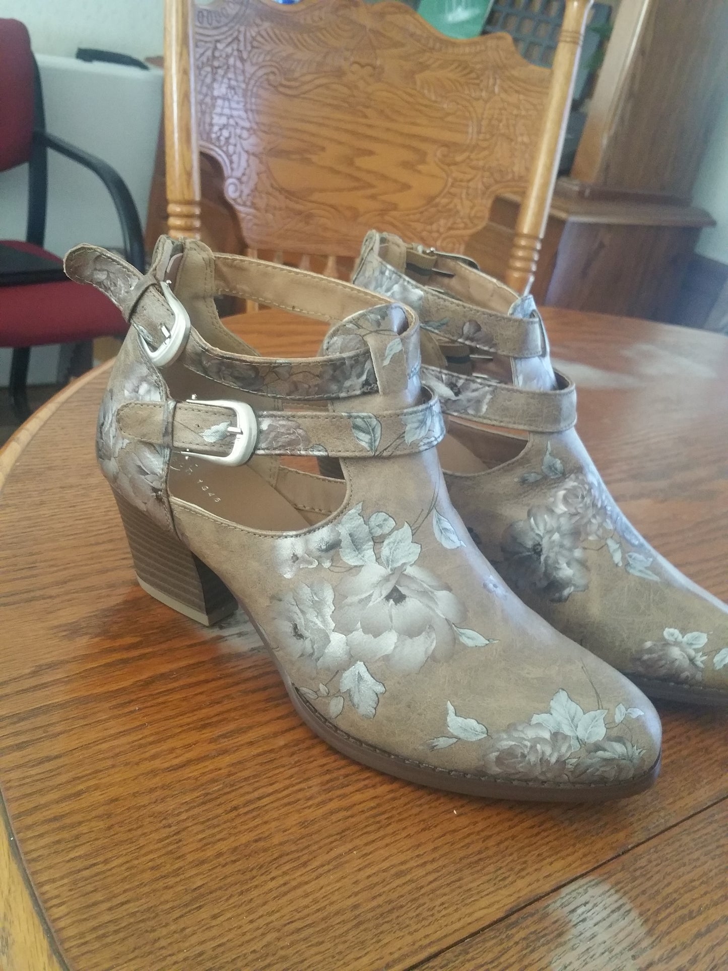 Woman Ankle Boots Bronze Tan Color With Silver Splash Size 9W