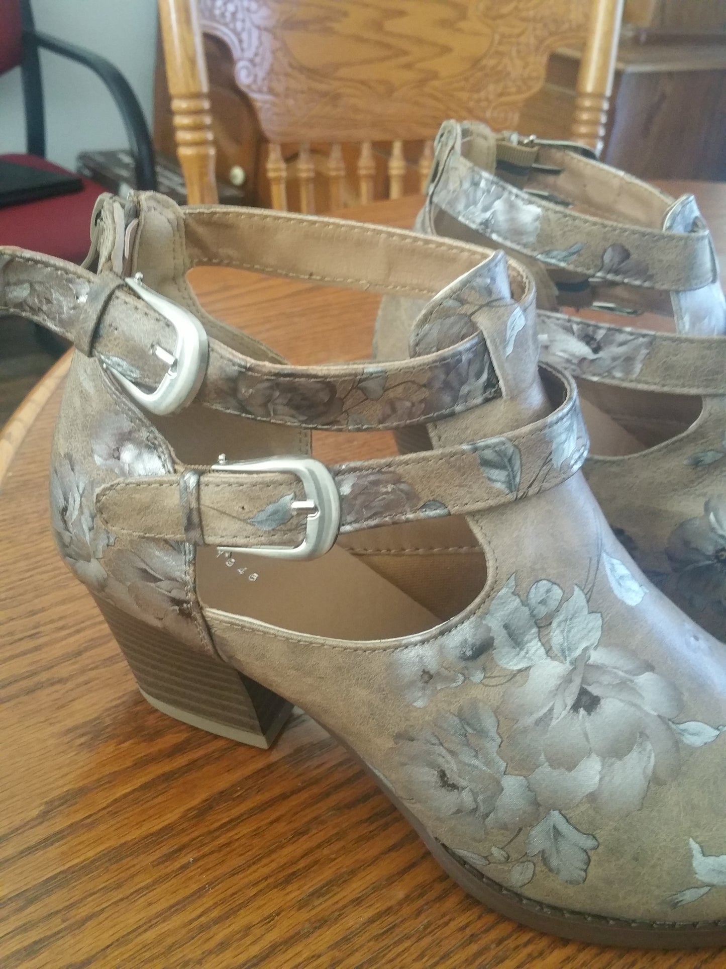 Woman Ankle Boots Bronze Tan Color With Silver Splash Size 9W