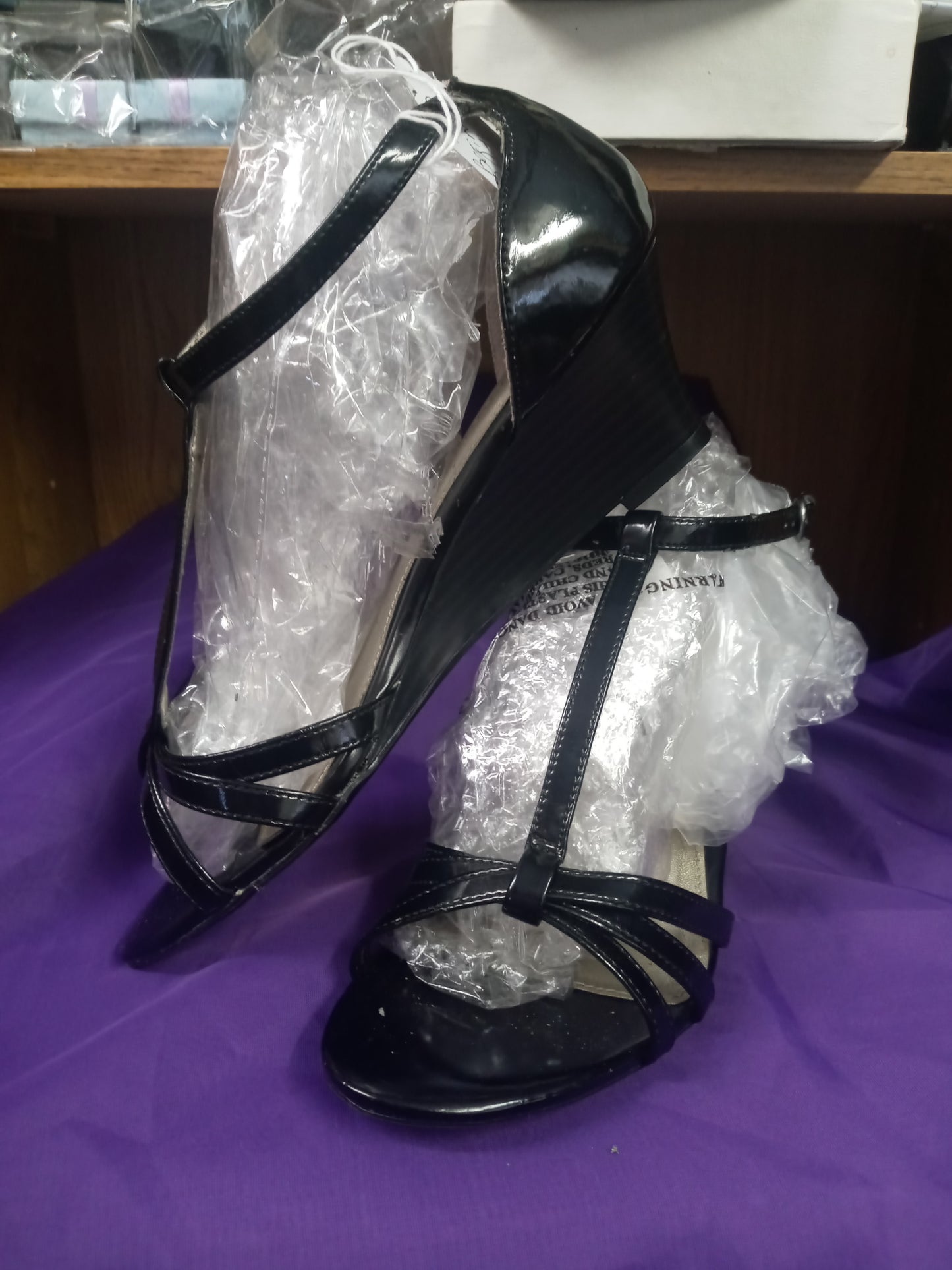 Womans Wedge Hill Dress Sandal Size 8 By: apostrophe