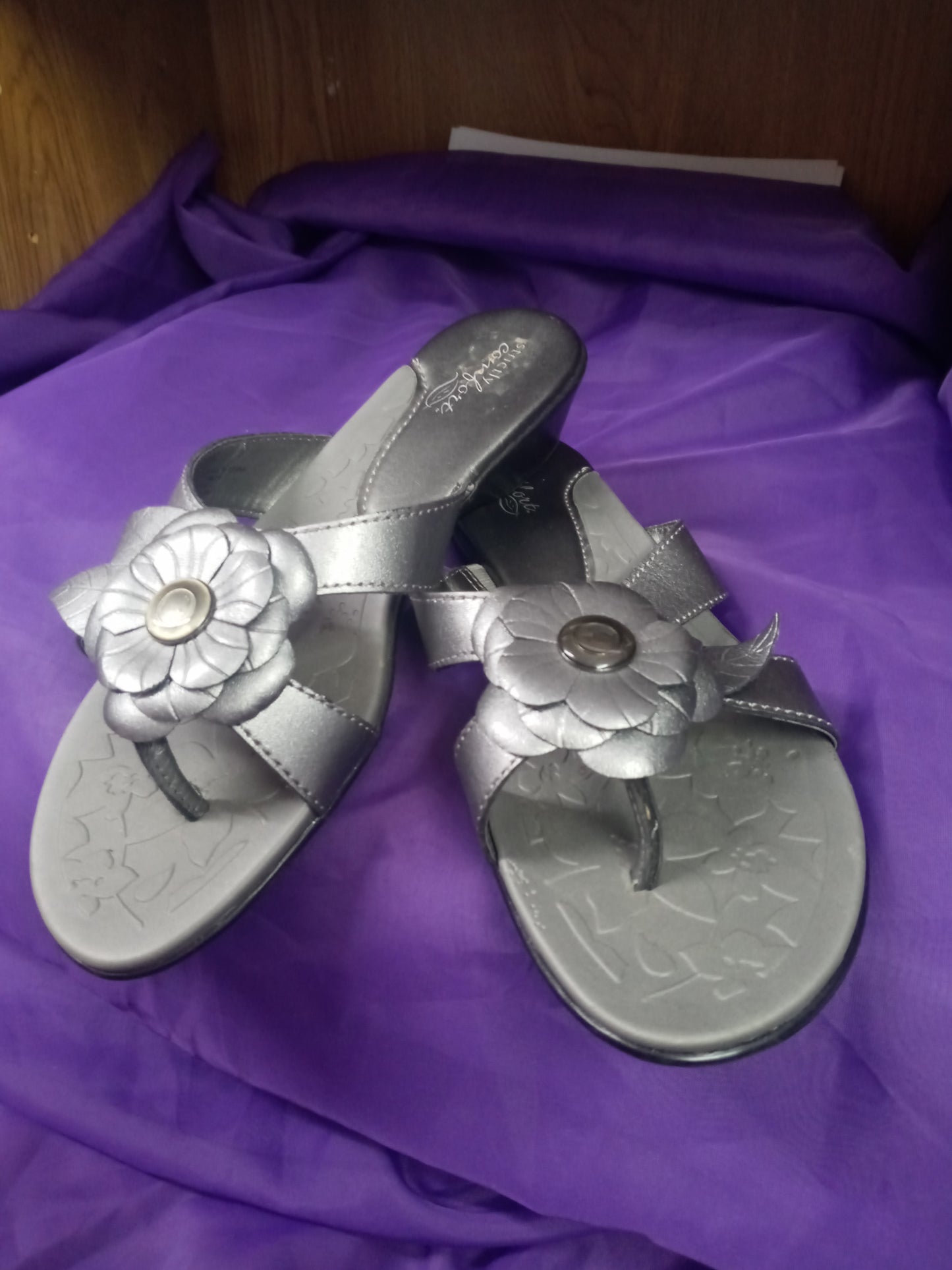 Women Thong Leather Sandal Size 8.5 By Strictly Comfort