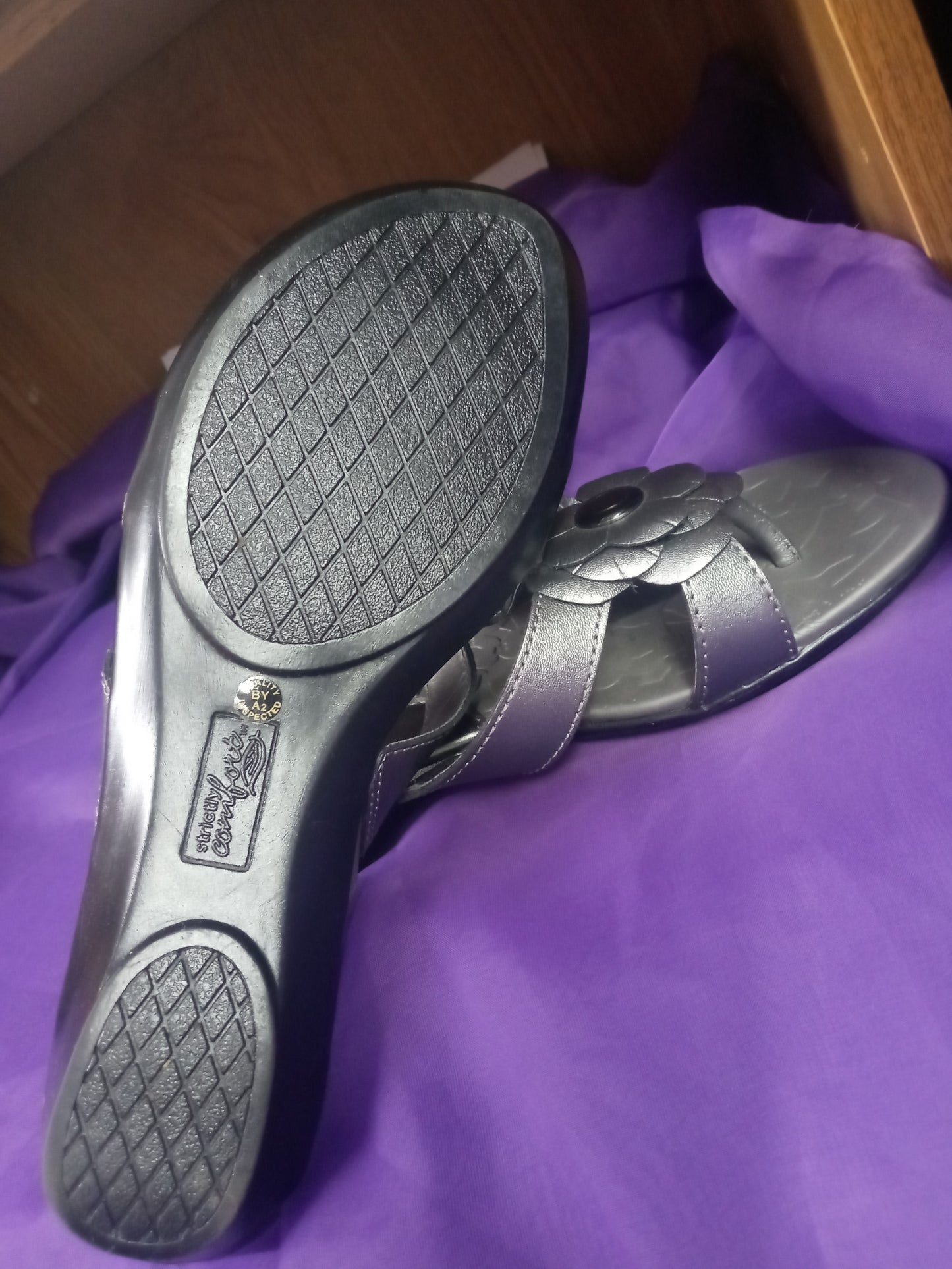 Women Thong Leather Sandal Size 8.5 By Strictly Comfort