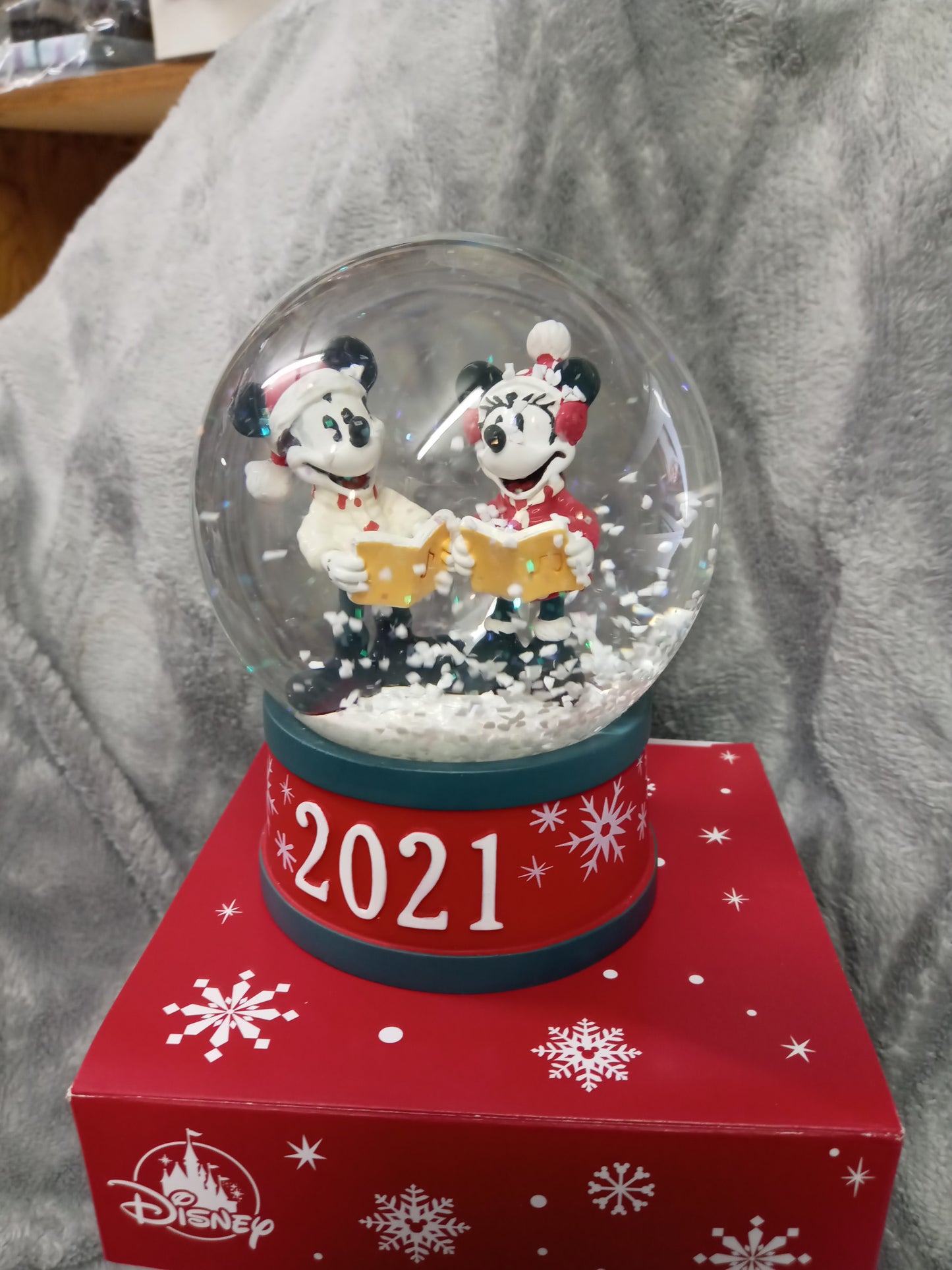 Disney Mickey & Minnie Mouse Snow Globe 2021