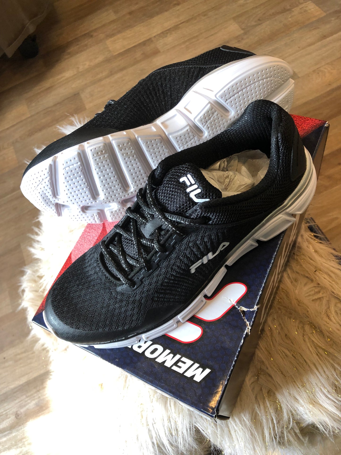 Men Fila Memory Foam Running Sneakers Size 9.5 Color Blk./White "Fathers Day Sale Going On Now.