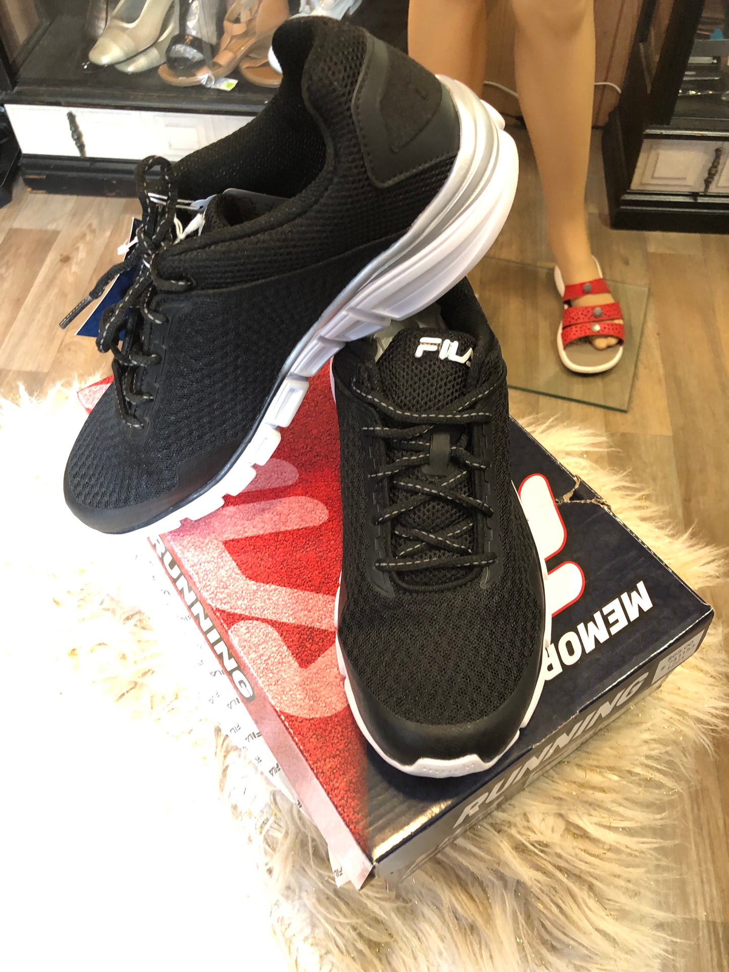 Men Fila Memory Foam Running Sneakers Size 9.5 Color Blk./White "Fathers Day Sale Going On Now.