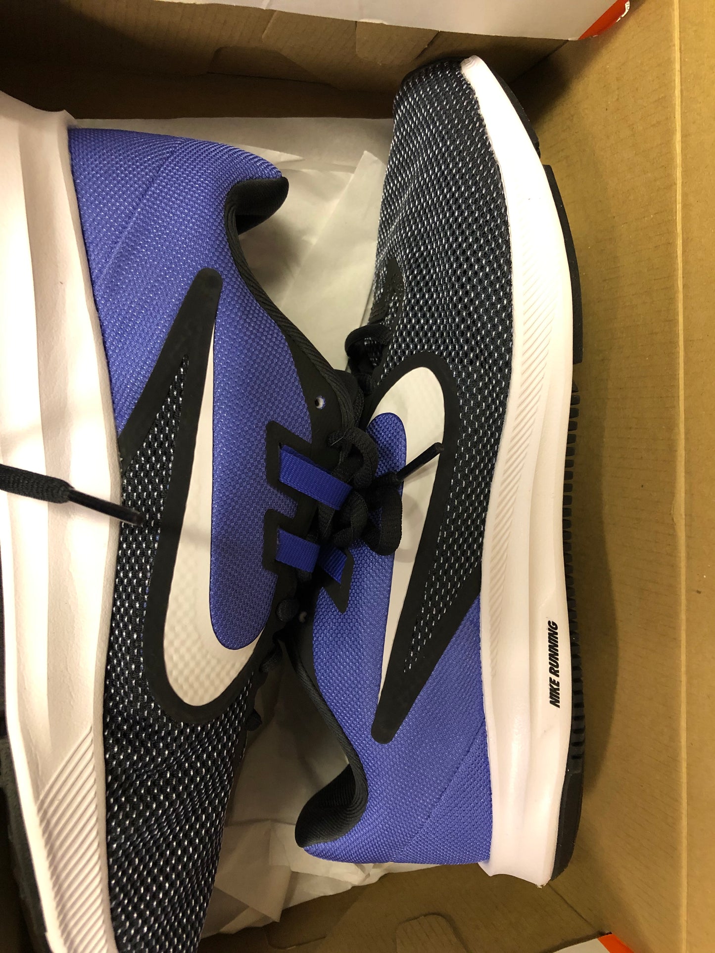 Nike Unisex Downshifter Sneakers Size 9.5."Fathers Day Sale Going On Now.
