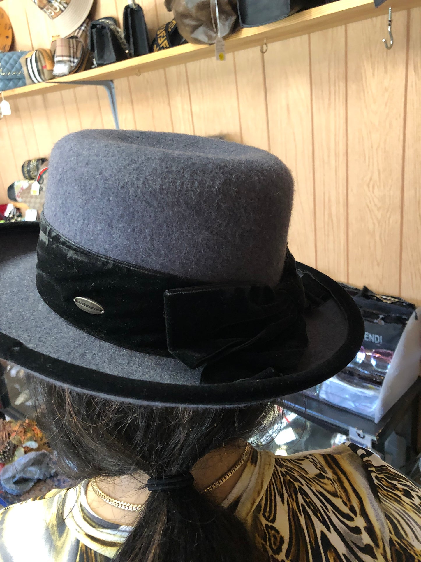 Woman Vintage Liz Claiborne Gray/Black Valvet Band Felt 100% Wool Hat "New Fall Arrival"