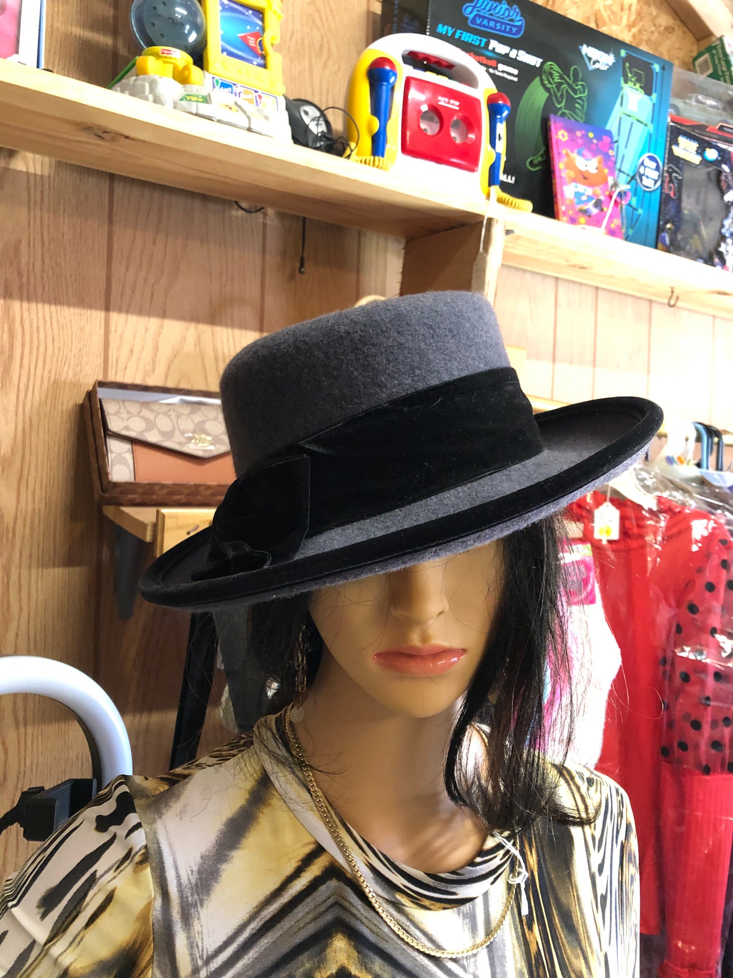 Woman Vintage Liz Claiborne Gray/Black Valvet Band Felt 100% Wool Hat "New Fall Arrival"