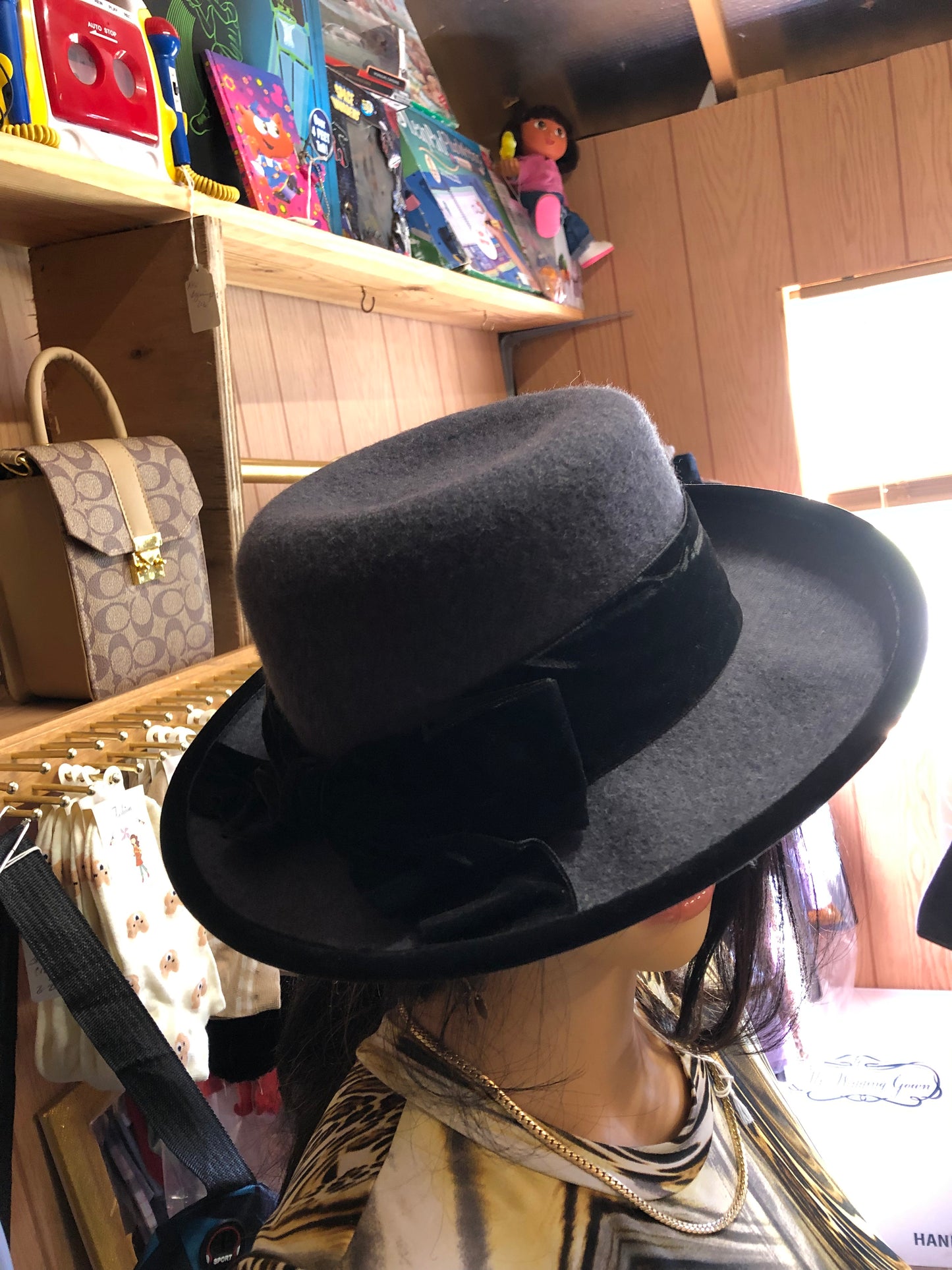 Woman Vintage Liz Claiborne Gray/Black Valvet Band Felt 100% Wool Hat "New Fall Arrival"