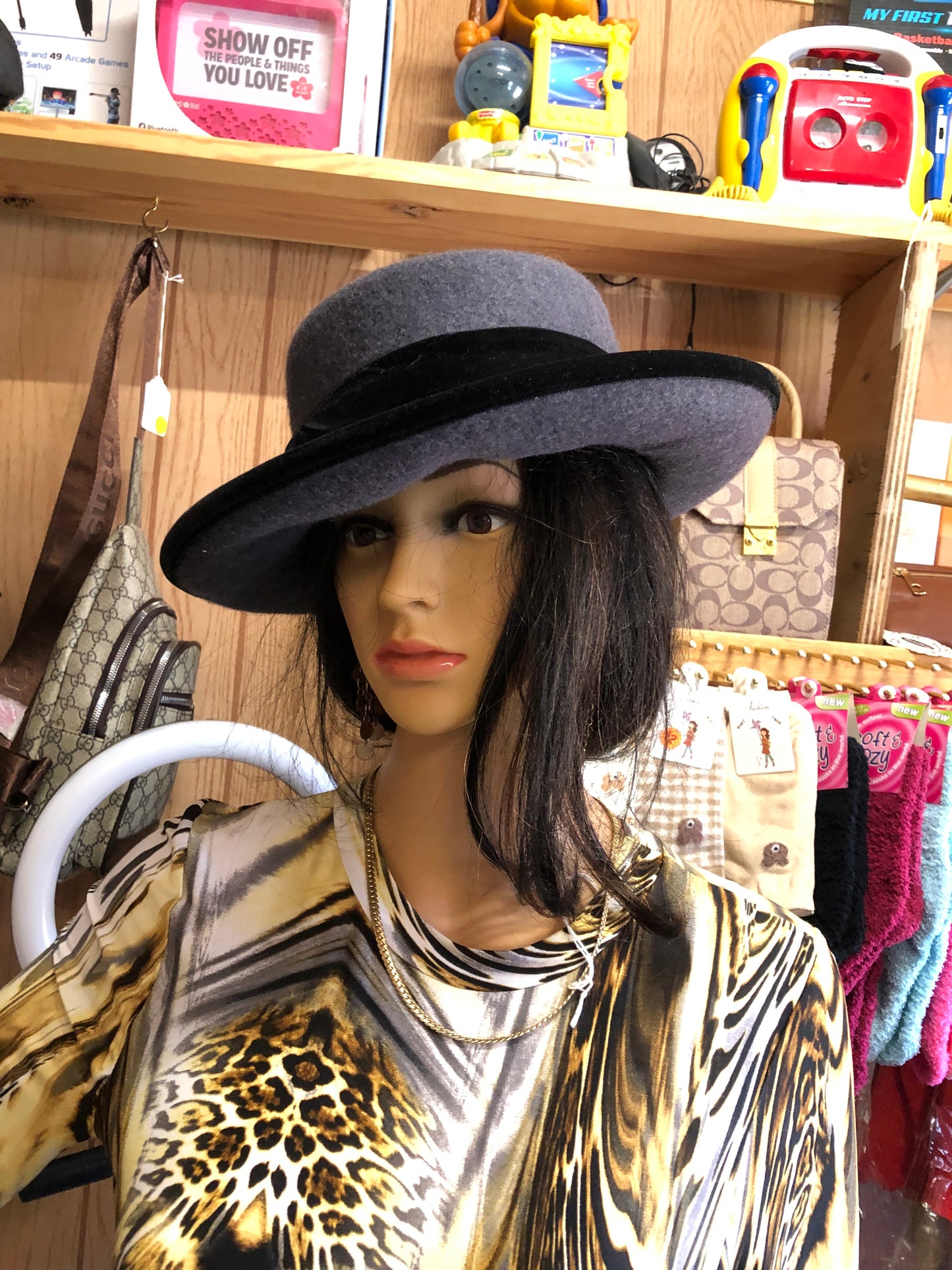 Woman Vintage Liz Claiborne Gray/Black Valvet Band Felt 100% Wool Hat "New Fall Arrival"