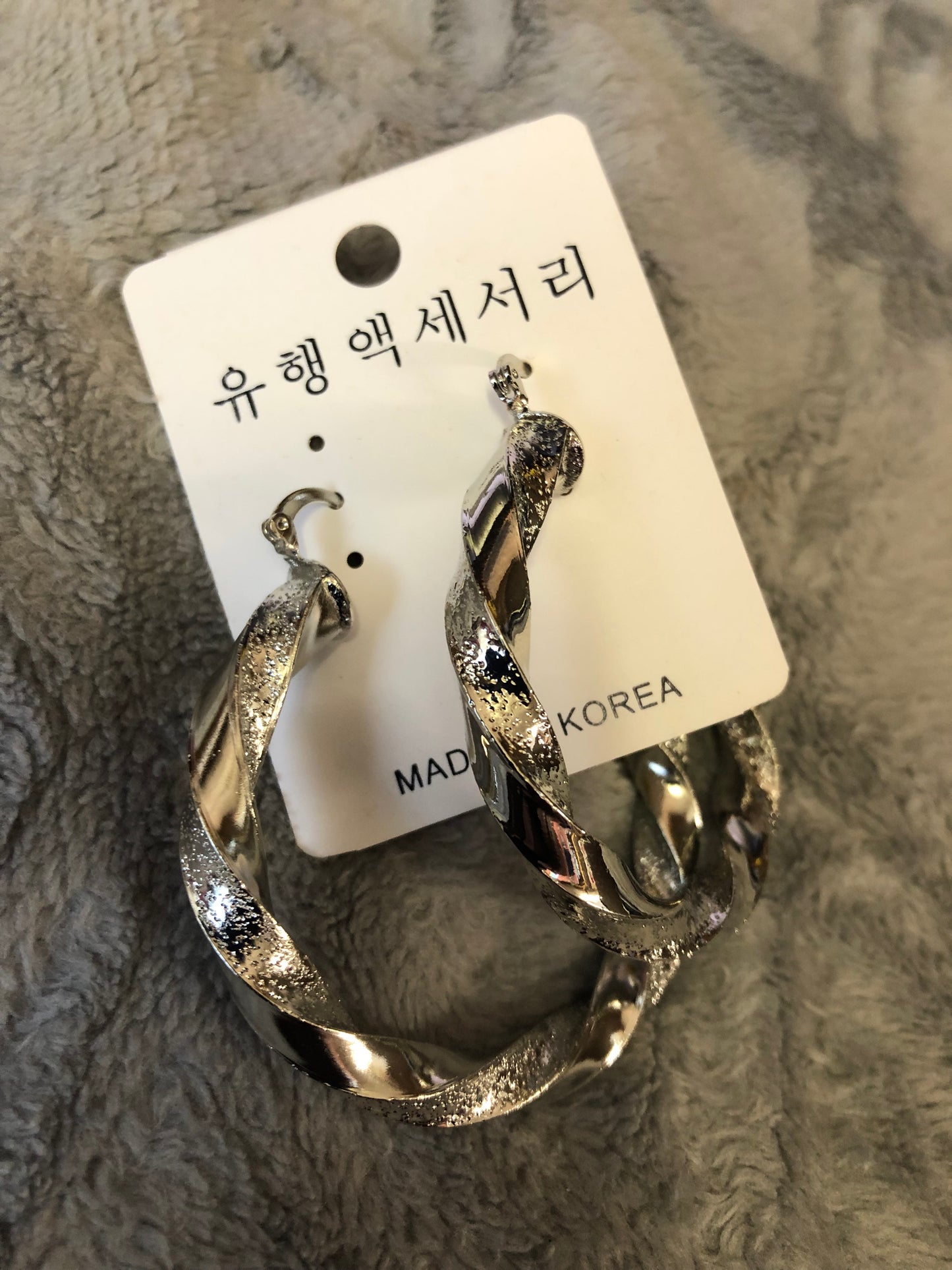 Fashion Pierced Twist Design Silver Med. Hoop Earings