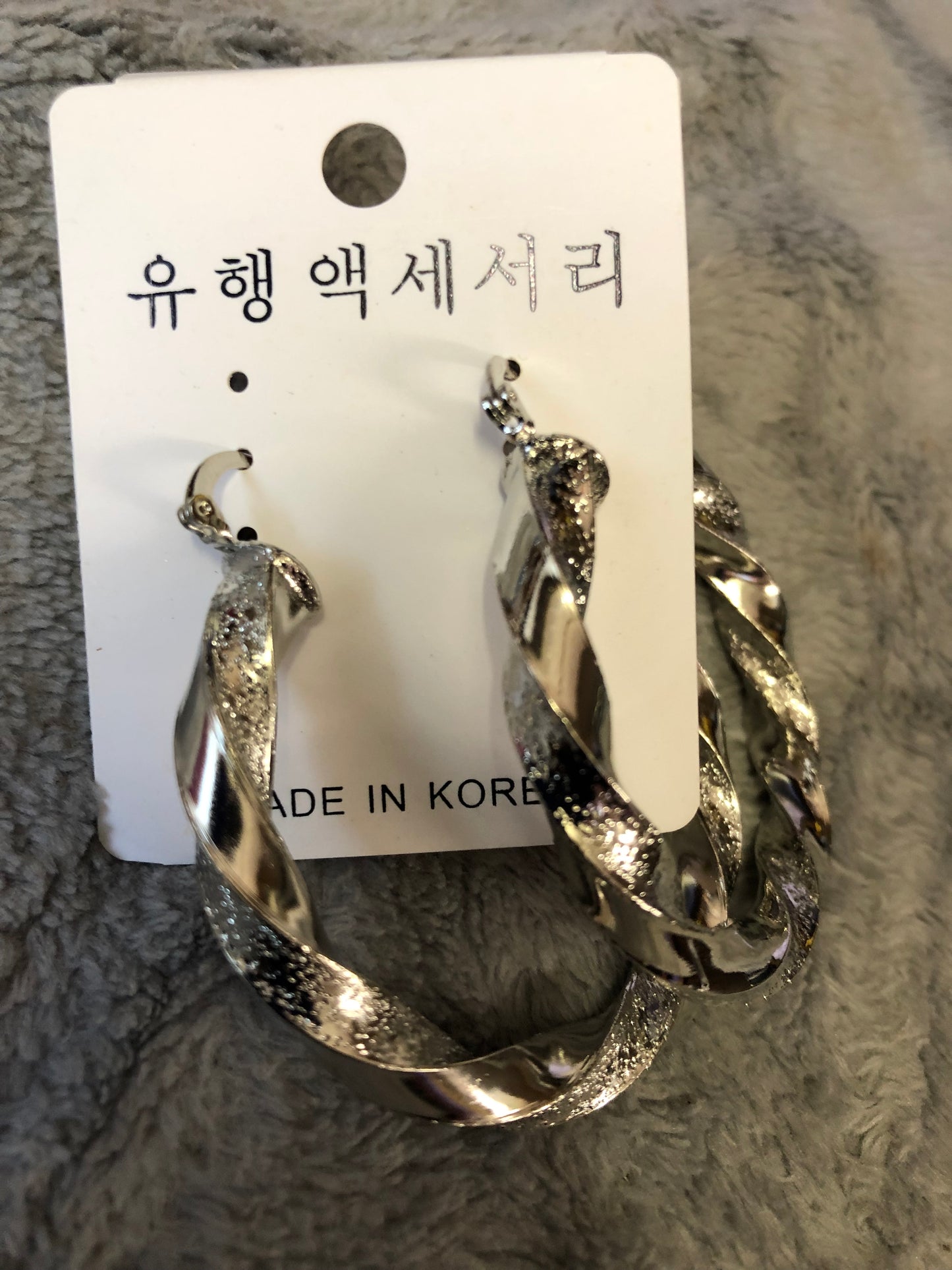 Fashion Pierced Twist Design Silver Med. Hoop Earings