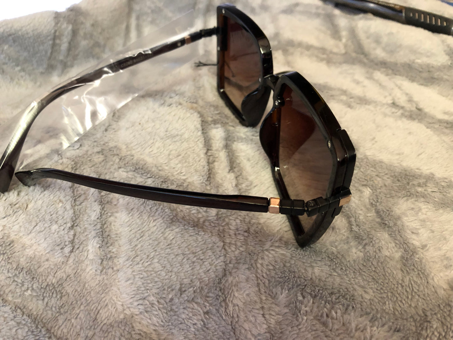 Woman Sunglasses Blocks uva And uvb Rays UV 400 Porctection