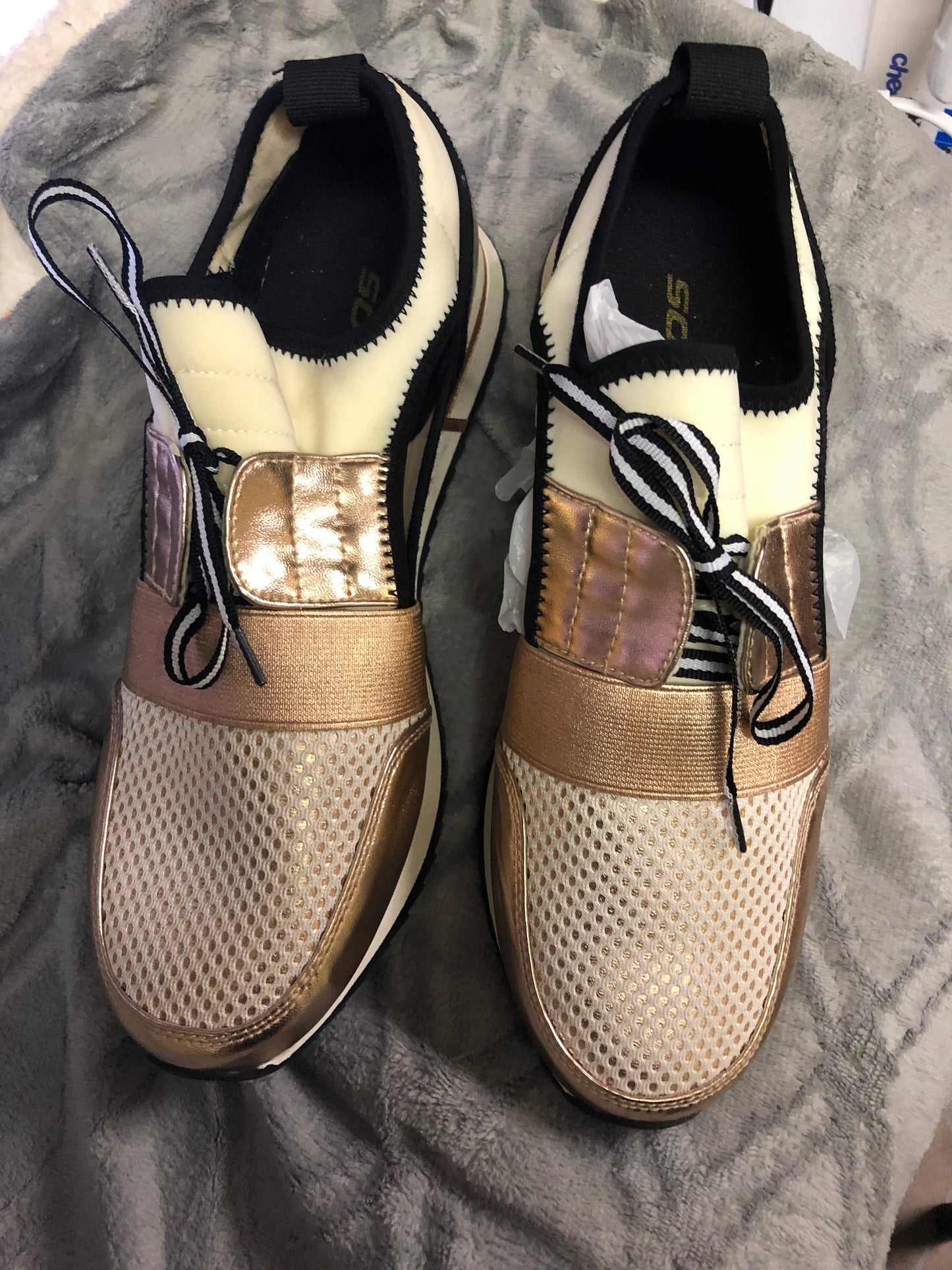 Woman White/Cream Sneaker With Rose Gold Trim