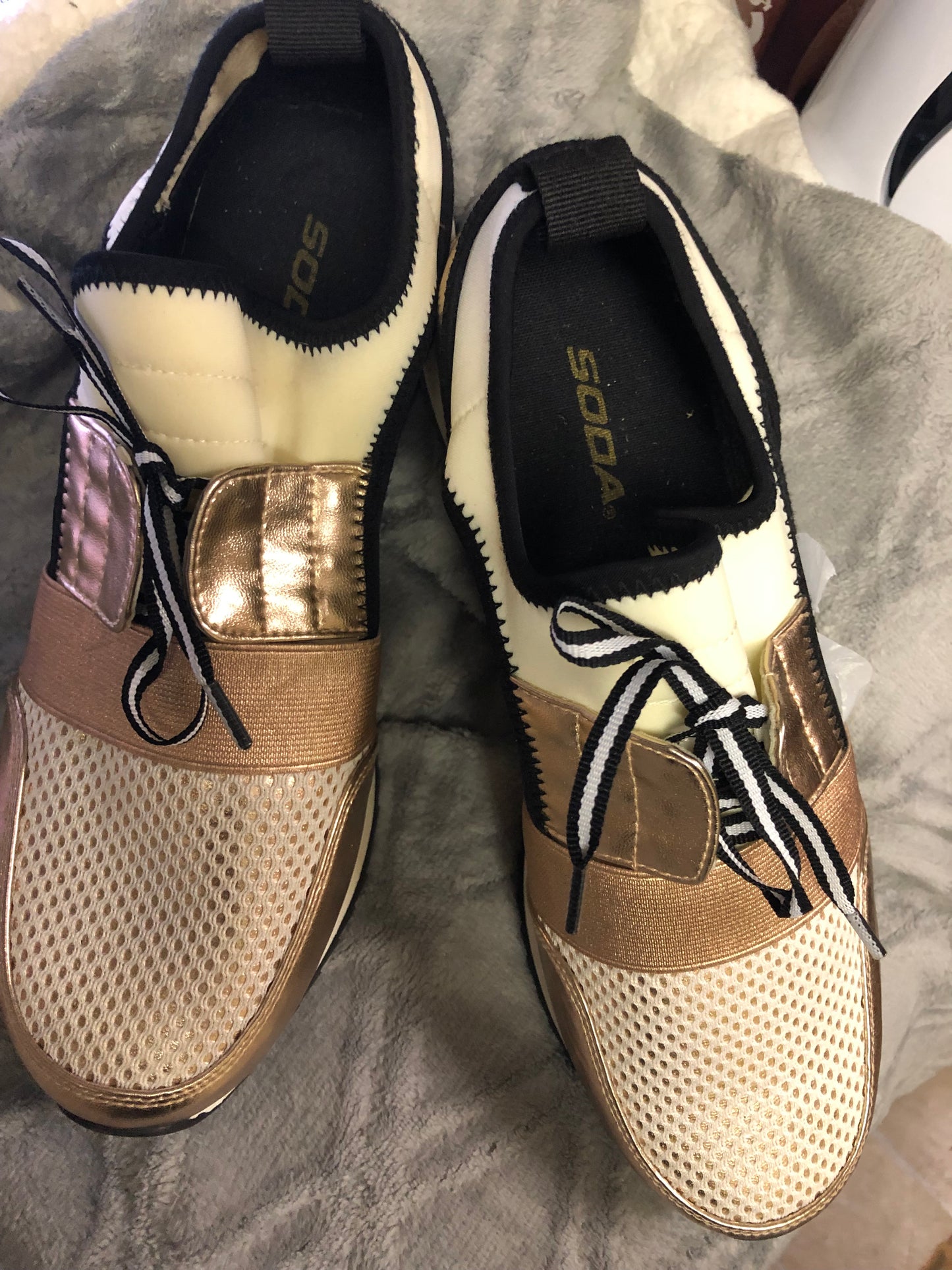 Woman White/Cream Sneaker With Rose Gold Trim
