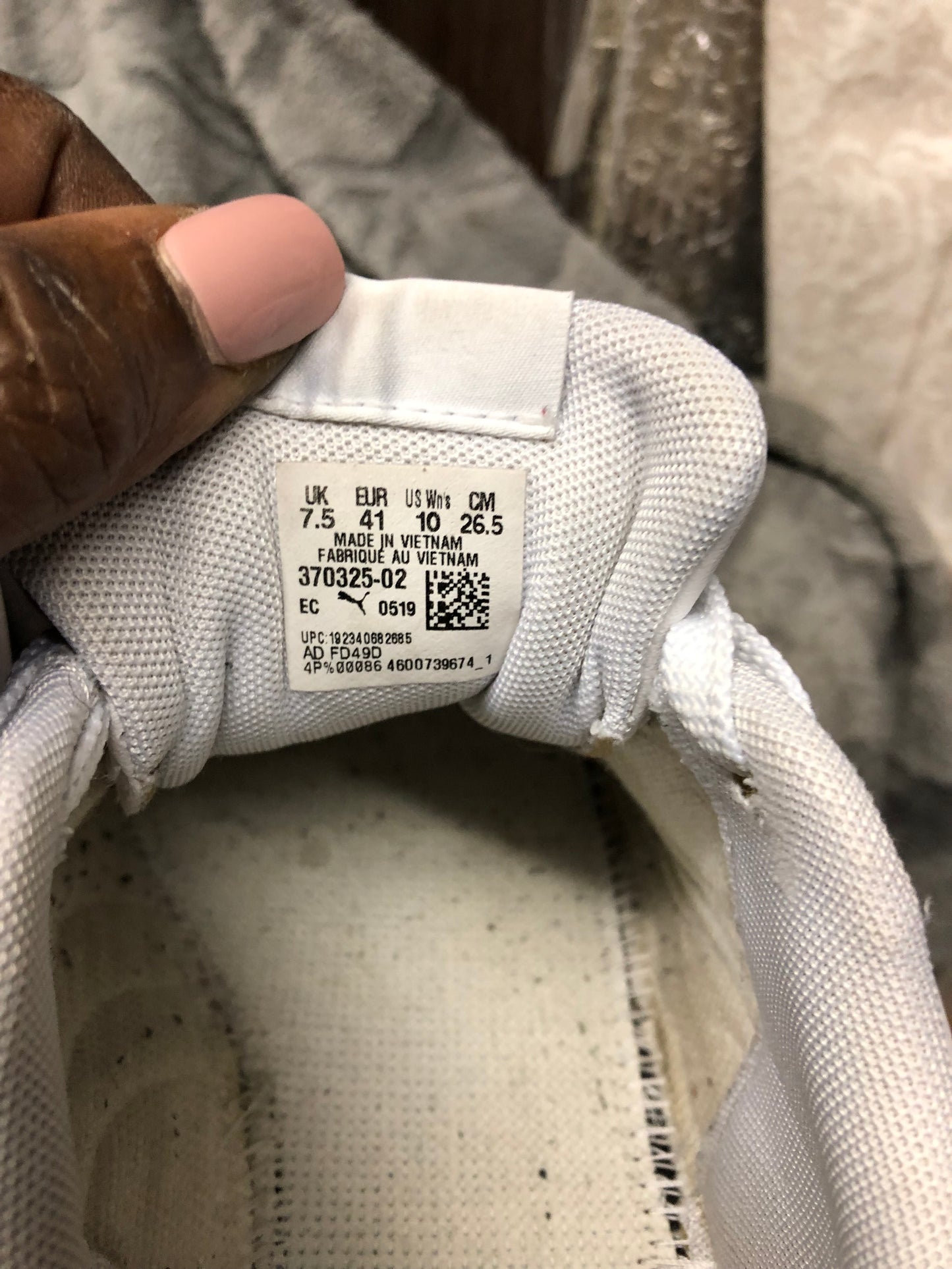 Woman All White Leather Puma Sneakers Size 10 (SOLD OUT)