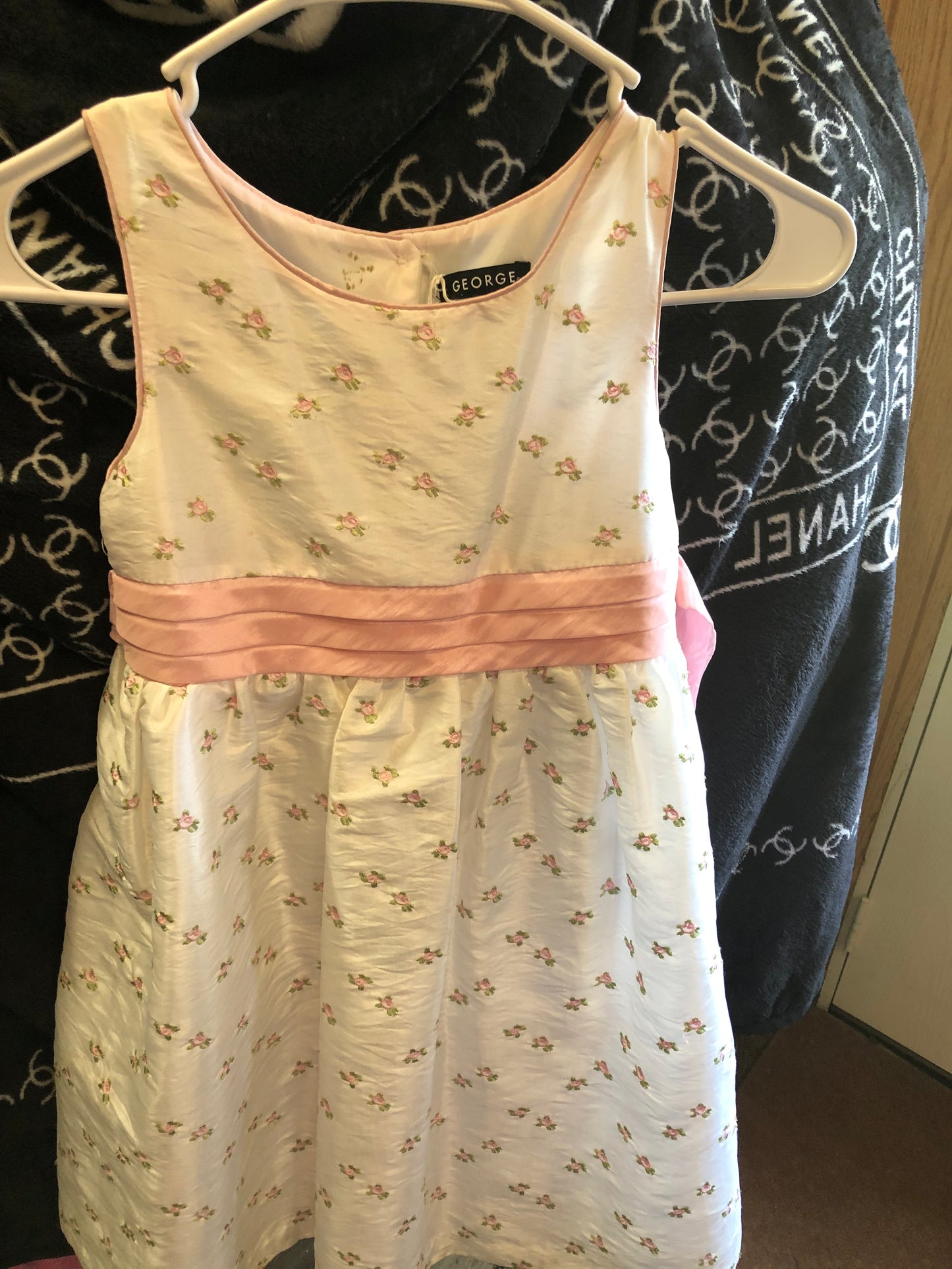 Girls Beatuiful Dress Size 8 By George Button Back Closure