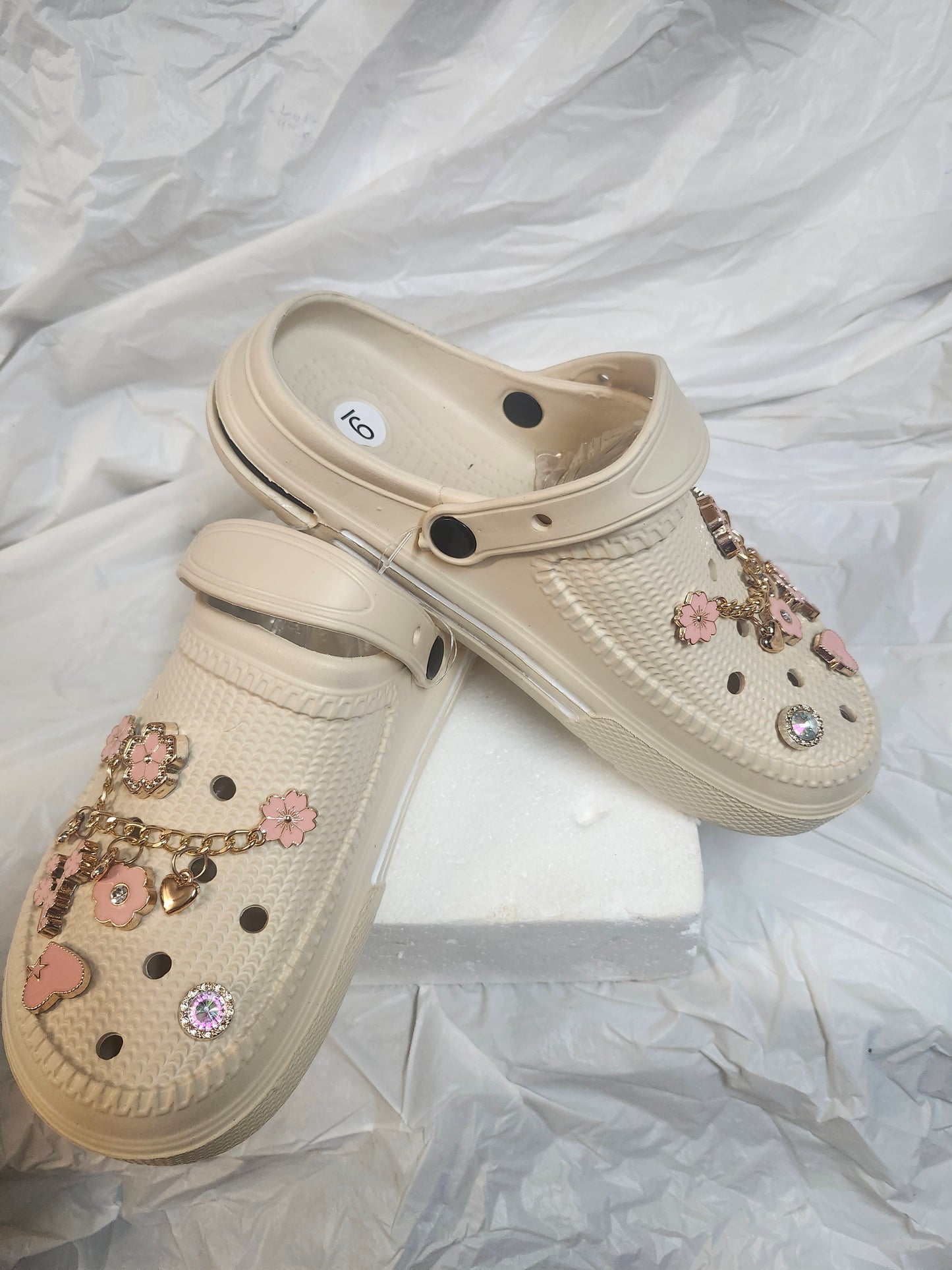 Womans Super Tack Clogs Color With Shoe Charms Size 9 Color Beige (New Arrival