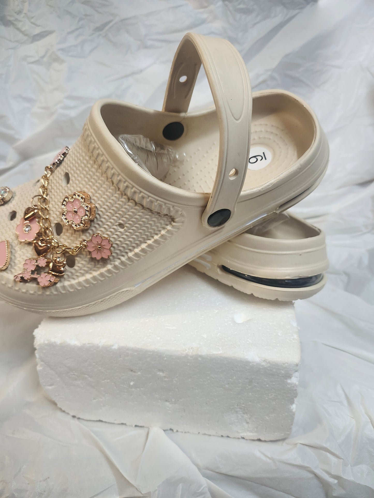 Womans Super Tack Clogs Color With Shoe Charms Size 9 Color Beige (New Arrival