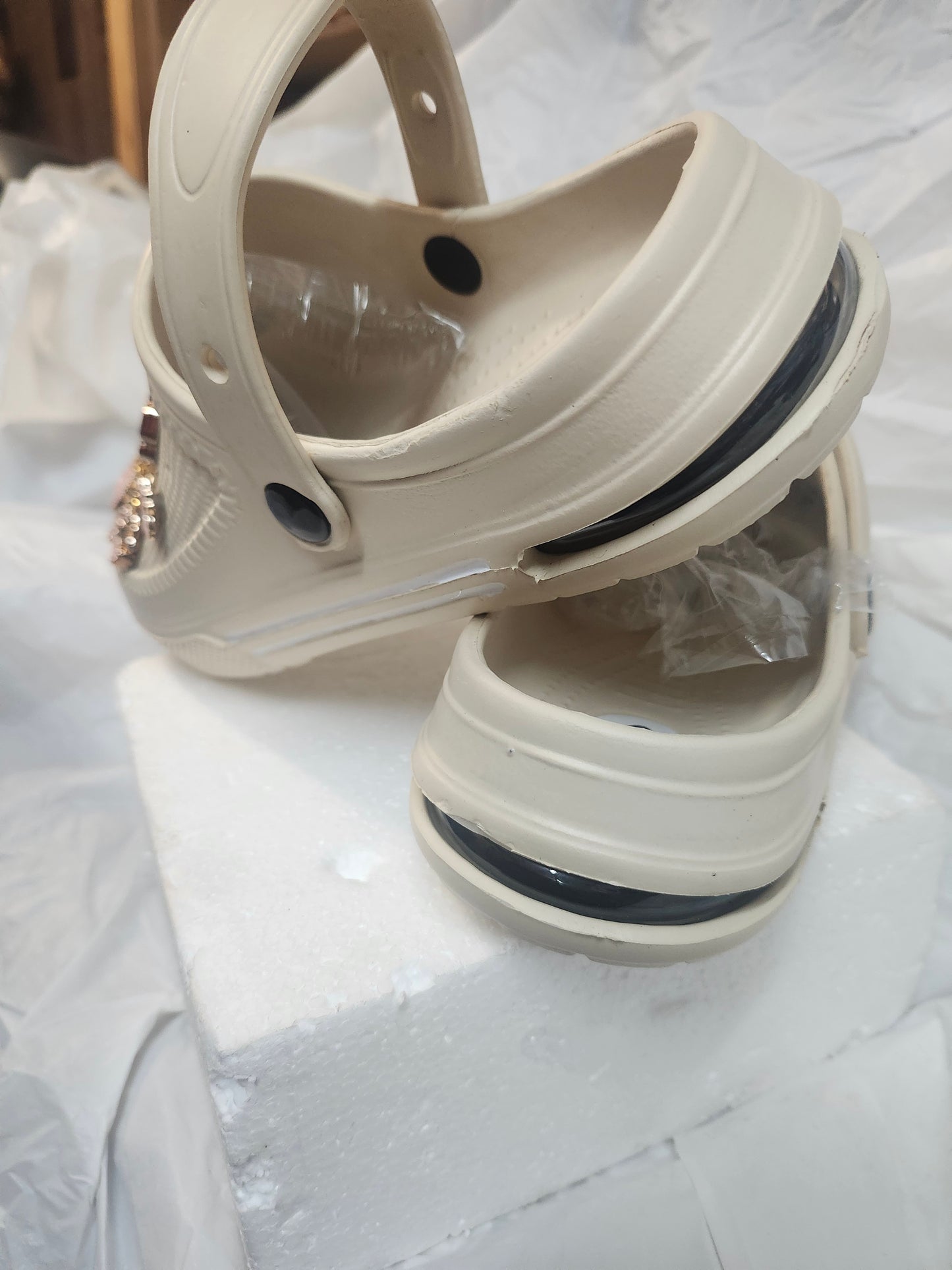 Womans Super Tack Clogs Color With Shoe Charms Size 9 Color Beige (New Arrival