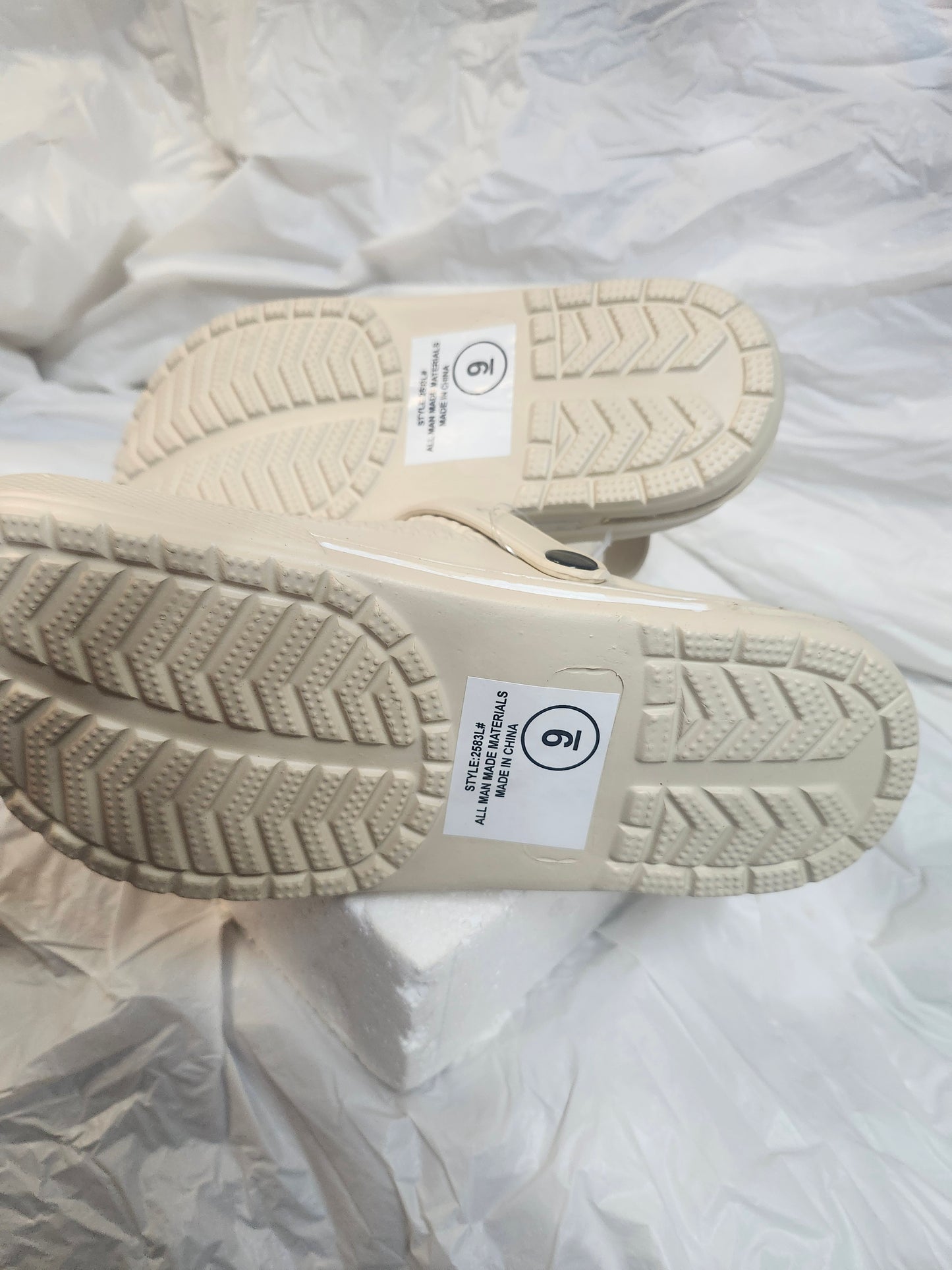 Womans Super Tack Clogs Color With Shoe Charms Size 9 Color Beige (New Arrival