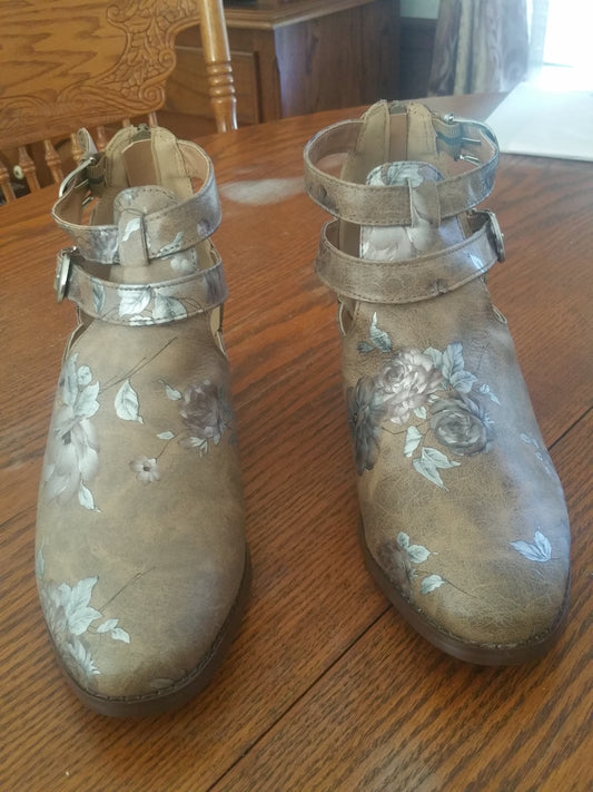 Woman Ankle Boots Bronze Tan Color With Silver Splash Size 9W