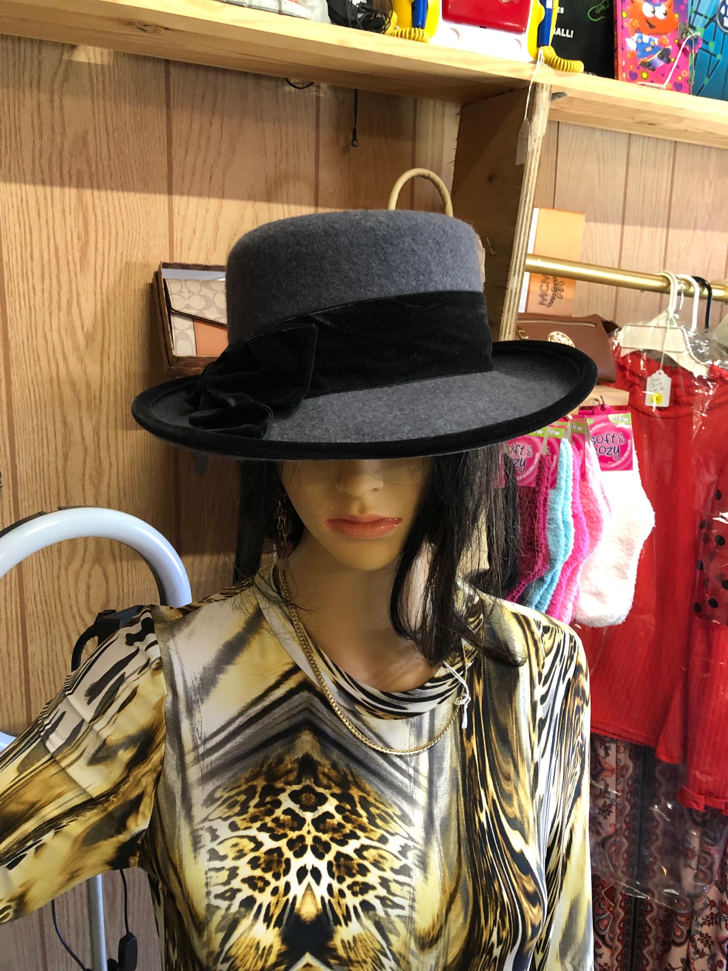 Woman Vintage Liz Claiborne Gray/Black Valvet Band Felt 100% Wool Hat "New Fall Arrival"